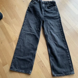 Svarta jeansbyxor från Gant - Snygga svarta jeansbyxor från Gant med en avslappnad passform. Byxorna har en klassisk design med fem fickor och en bekväm midwaist. Perfekta för en stilren look. 