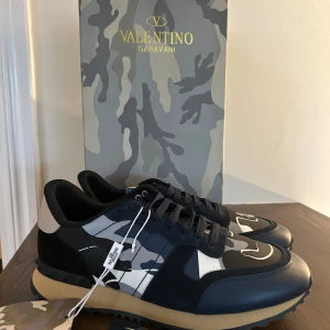 Valentino rockrunners - Nästan sprillans nya rockrunners som jag fick i julklapp man redan hade tagit av tagsen innan jag prova dom. Passar 43/44 kanske till och med 42. Allt og följer med