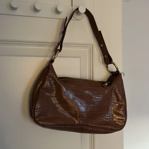 Nougat axelväska - Nougat färgad (typ beige brun) axelväska. Inga defekter. 