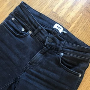 Svarta bootcut jeans - Snygga svarta bootcut jeans från lager 157. De har slitningar längst ner, se den sista bilden. Innerbenslängden är 80cm och det är ca 35cm över midjan. Jättesnygga och bekväma! 