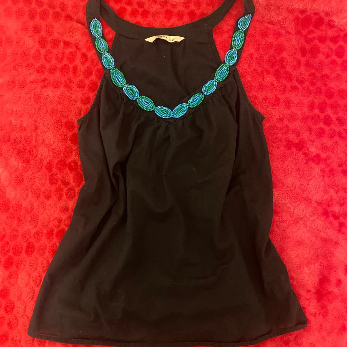 svart topp med fina detaljer  - 90