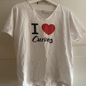 Vit t-shirt med tryck från Curves - Säljer en vit t-shirt från Curves med ett tryck som säger 'I ❤️ Curves'. Köpt begagnat☺️