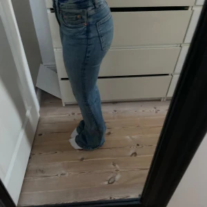 Blå jeans från Perfect Jeans - Säljer dessa blå jeans från Perfect Jeans/Gina. Dem är använda ca 3 gånger och därför i mycket bra skick förutom lite slitna längst ner, som man ser på sista bilden. Nypris är 500💕