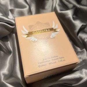 Cleopatra Eau De Parfum, Cool XX Giverny - Två goda parfymer,  Aldrig använda.  40kr st men 60kr för båda två, står ej för frakt. Frakt tillkommer. ☺️