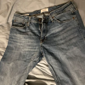 Blå jeans från Jack & Jones - blå jeans från Jack & Jones i modellen Regular/Clark. Mycket fint skick säljer pga dom är förstora 