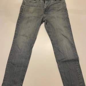 Säljer ett par blå-grå slim tapered jeans från & Denim.(H&M). De har en snygg tvätt och klassisk femficksdesign. Perfekta för en stilren look.
