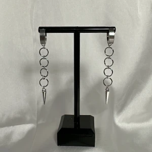 Silvriga örhängen - Egentillverkade silvriga örhängen med silver berlocker