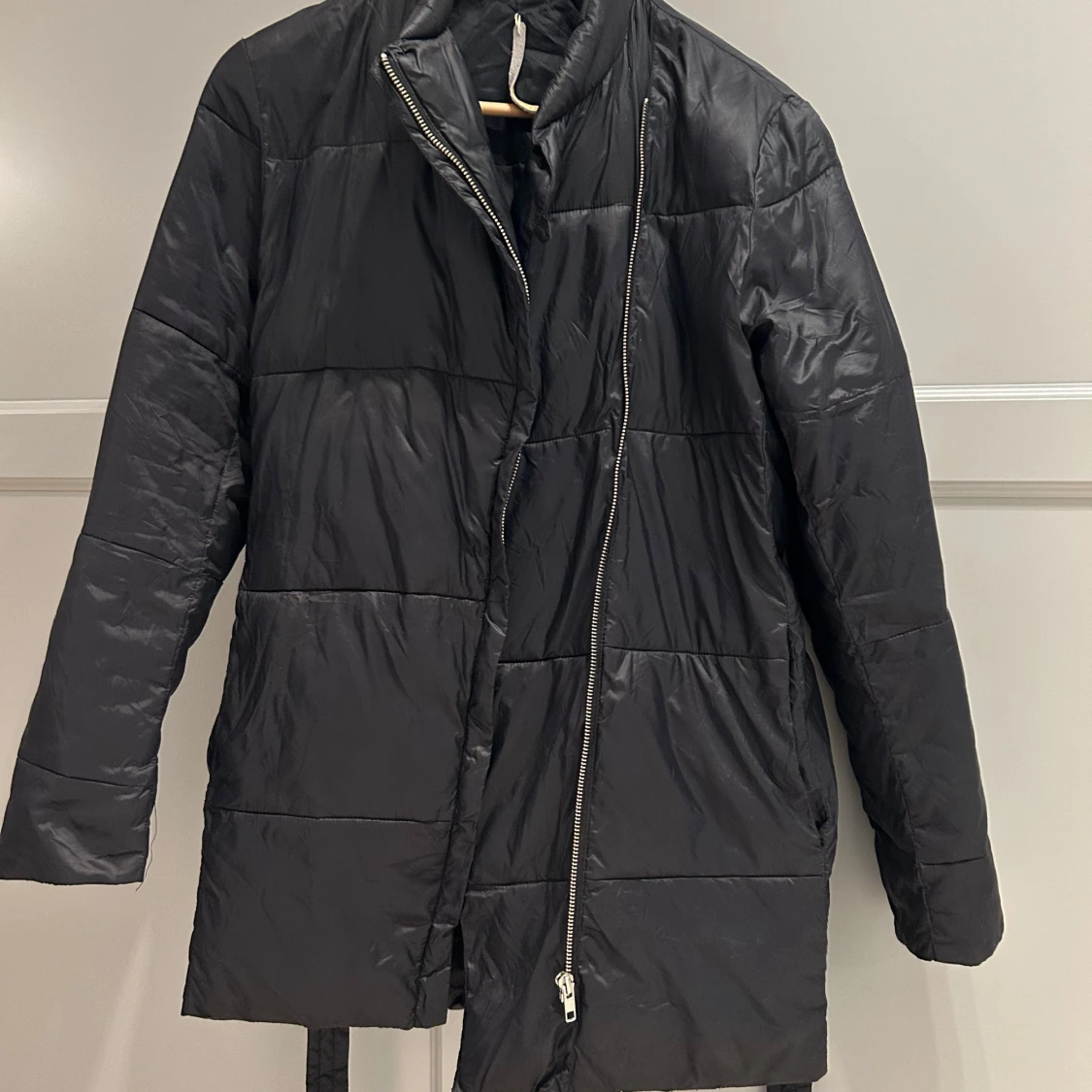 Svart pufferjacka från Whyred