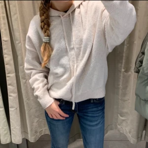 Beige tröja f - Mysig beige stickad hoodie från Lindex i storlek XS. Tröjan har en luva och är super skön! Påminner lite om soft goat🥰
