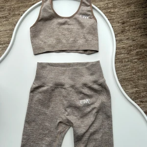 Brunt IcanIwill sett - IcanIwill sett, matchande sport topp och seamless byxor i en fin brun färg. Helt oanvänd så mycket bra skick! Säljer dom tillsammans för endast 150kr, använd gärna ”köp nu” funktionen🤩Toppen strl S och byxorna XS.