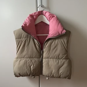 Beige och rosa dunväst - Nude + rosa croppad vändbar dunväst från ZARA. Aldrig använd , storlek small/medium.