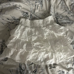 Lindex volangkjol - Säljer den här söta volangkjolen från Lindex i storlek 146/152❤️