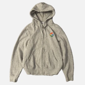 Grå hoodie från Russell med Google-logga - grå hoodie från Russell Athletic med en Google-logga på bröstet. Tröjan har dragkedja och en bekväm huva. 