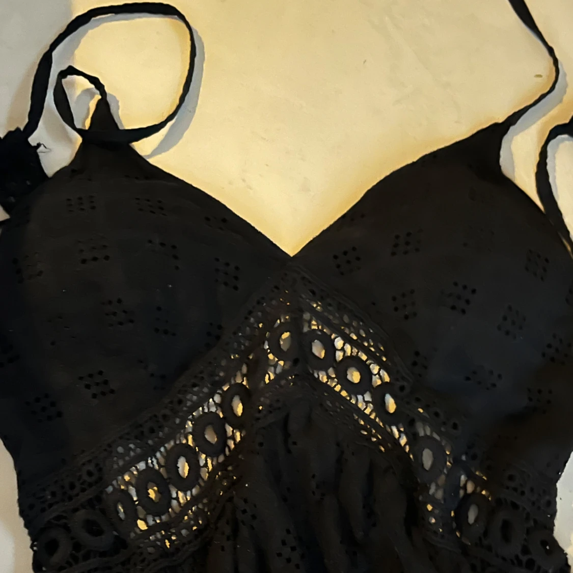 Svart klänning med spetsdetaljer - 91