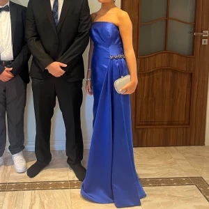 Balklänning  - Skitsnygg balklänning köpt från Spanien💙klänning har en ”slöja” och slits vid kanten💙använd endast en gång och är i perfekt skick☺️om ni vill ha fler bilder och längden på klänningen, skriv privat💙