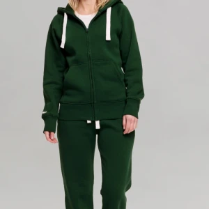 Russemerch set - Säljer mitt russemerch set i grön. Helt nytt med lappar kvar i paketet de kom i❤️ båda delarna är i xxs och passar jättebra på mig som är 166❤️ superfin passform men säljer då jag som sagt inte använt de och jag ej kan lämna tillbaka de