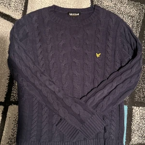 Vintage Lyle scott kabelstickad - En riktigt snygg marinblå kabelstickad tröja från lyle scott, storlek L men passar mer som M skulle jag säga?