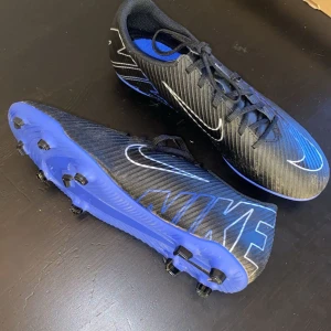 Fotbollsskor  - Säljer nu mina Fotbollsskor då dom är förstora. Använd 1 gång på gräsmatta, ge bud men inte under 450 och dessa finns i Blekinge. 