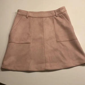 Barn kjol - En rosa kjol som nästan aldrig har använts och är därför nästan som nyskick förutom att jag har klippt bort en lapp som sitter inuti kjolen.                                                                      Den har längden 36 cm. Den har också resår band i så att man kan justera passformen.