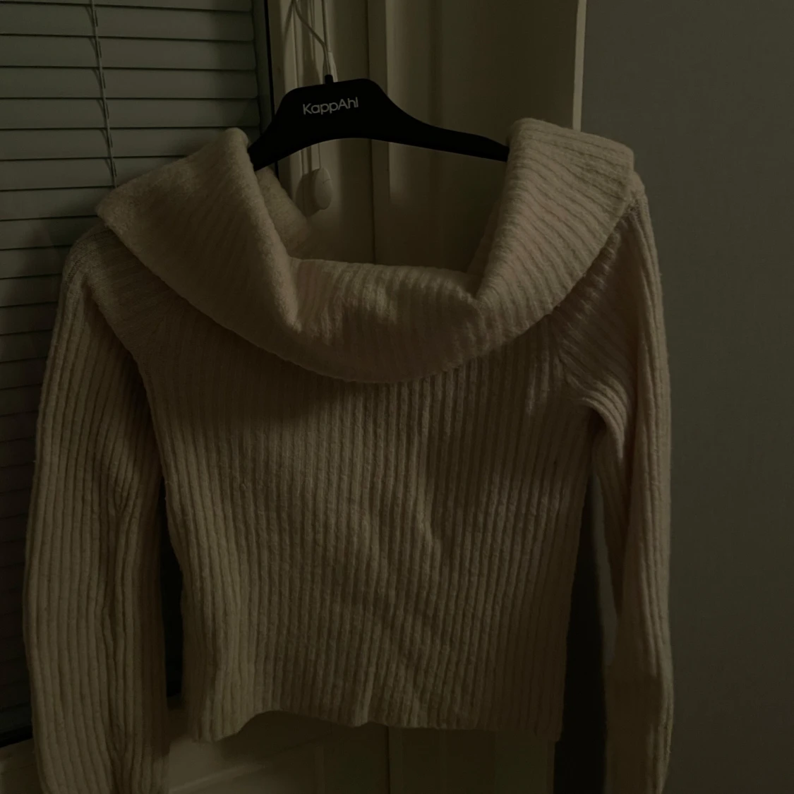 Vit ribbad tröja med polokrage - 90