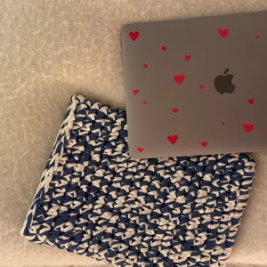 Stickad datorväska i blått och vitt / komputerowa oslonka - INTRESSEKOLL Funderar på att sälja en unik virkad datorväska i blått och vitt. Perfekt för att skydda din laptop med stil. Den är handgjord med ett snyggt mönster och passar perfekt under armen.
