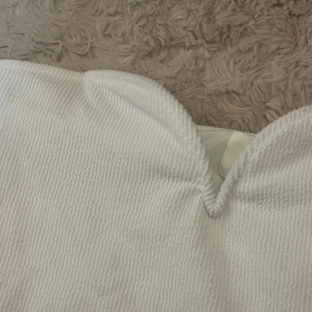 Super söt helt oanvänd klänning från H&M. Den är kort pch slutar ungefär äver knäna och är perfekt inför sommaren.. Mekot.