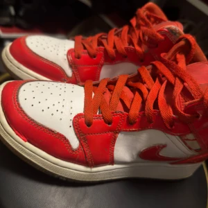 Nike Air Jordans i rött och vitt - Säljer ett par snygga Nike Air Jordans i rött och vitt. Skorna har klassisk snörning och är i bra skick. Pris kan diskuteras 