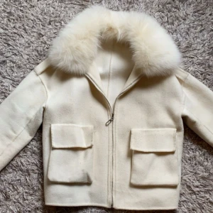 Vit pälsjacka - Säljer nu min super fina vita pälsjacka som är i väldigt bra skick, jackan är i storlek xs och ska även ha päls vid slutet av ärmen som jag valt att ta bort. Ord pris 3999kr, Skriv vid önskan av fler bilder🤍