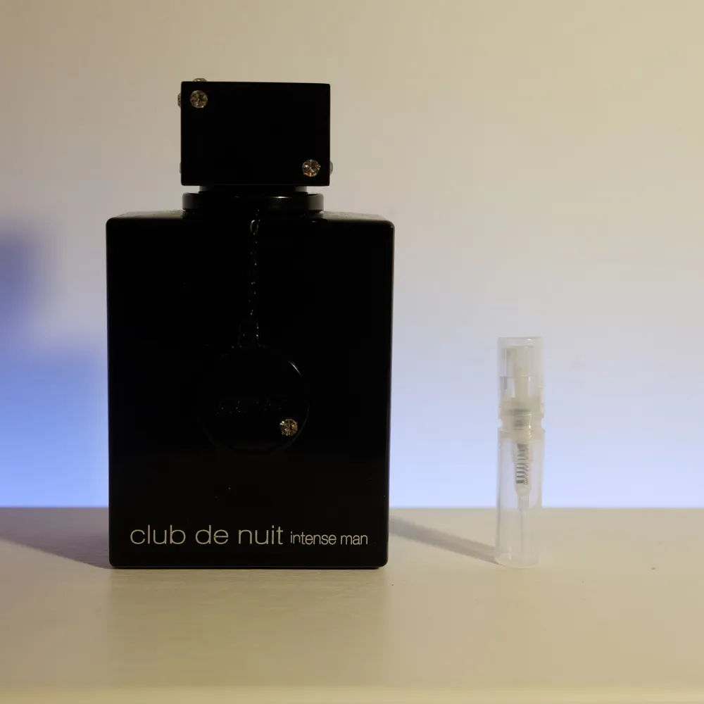 Säljer en 2ml sample av Club De Nuit Intense man från Armaf. Läs Plickbeskrivning. Säljer många sampels i olika storlekar, bara att gå in på min sida.. Parfym.