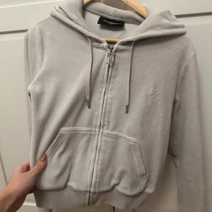 Juicy Couture kofta S - Säljer en fin Juicy Couture kofta i grå färg storlek S. Använd några gånger och materialet är inte lika mjukt som i början pga tvätt men fortfarande i bra skick! Inga skador. PM för mer info 😇