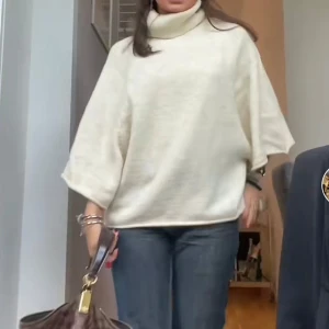 Vit polotröja med trekvartsärm - Säljer en supermysig vit polotröja med trekvartsärm. Perfekt för höst och vinter, den är både stilren och bekväm. Tröjan har en lös passform som gör den lätt att matcha med jeans eller kjol. Storlek S