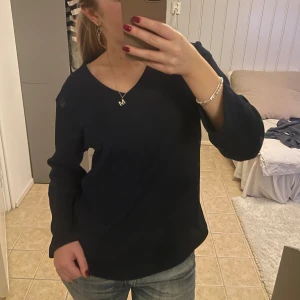 Mörkblå tröja från Twenty One - Säljer en snygg mörkblå tröja från Twenty One, står ingen storlek på den men passar mig som har xs/s💕