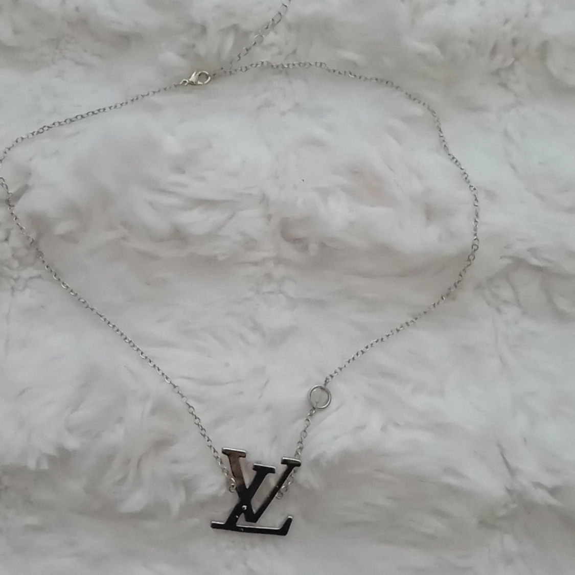 Silverfärgat halsband med LV-hänge