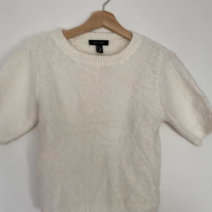 Fluffig tröja  - Superfin vit fluffig tröja. Den har ett tjock material så passar perfekt nu till vintern när det börjar bli kallare 💕
