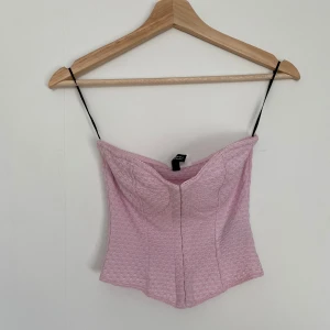 Rosa korsettopp - Säljer en söt rosa korsettopp som tyvärr inte har kommit till användning 💕 