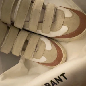 ISABEL MARANT skor - Supersnygga  Isabel Marants Säljer för att dom tyvärr inte passar på mig, använt en gång:(     Säljer billigt då jag fick dom som present!