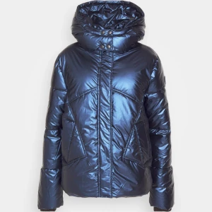 Blå glansig vinterjacka  - säljer min jätte snygga och varma vinterjacka som jag köpt förra vintern😻 säljer pga att den inte kommer till användning. Den är som helt ny och är köpt för 2200🥰Storlek M men passar mig bra som brukar ha S💘