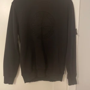 Stone Island hoodie  - Säljer min stone island tröja för att den tyvärr har blivit för liten. Den är lite solblekt men annars är den i fint skick. Hör av er om ni har någon fråga💯