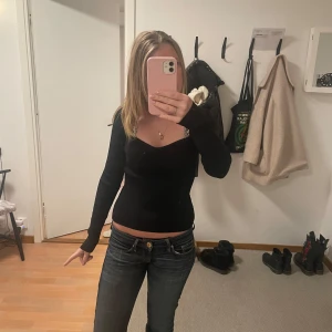 Superfin svart tröja - Super fin svart ribbad tröja som inte kommer till användning längre. Storlek M men passar mig som har S. Skriv privat för fler bilder. Pris kan diskuteras!