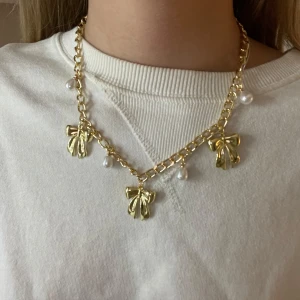 Guldhalsband  - Har gjort de själv vet ej om de är rostfritt!!