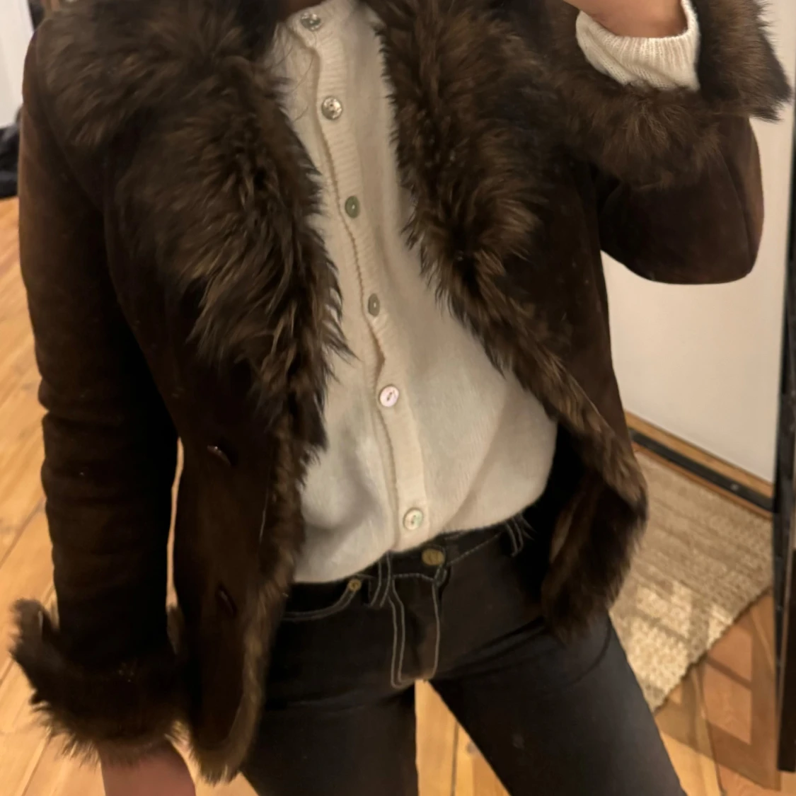 Brun mockajacka med pälsdetaljer från Amorees Stockholm