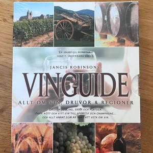 Vinguide: Allt om vin, druvor & regioner - Denna bok är en smakfull rundtur i vinets underbara värld, skriven av Jancis Robinson, en av Englands ledande vinkännare. Den täcker allt från druvor och odling till smak och platser, med fokus på Frankrike, Spanien, Italien och mer. Perfekt för vinälskare som vill fördjupa sin kunskap.