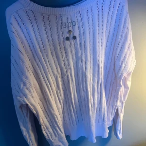 Ljusrosa  tröja med textdetalj - Säljer en superfin ljusrosa tröja med en textdetalj på baksidan. Tröjan har en avslappnad passform och långa ärmar. Storlek 2 från ODD MOLLY💕