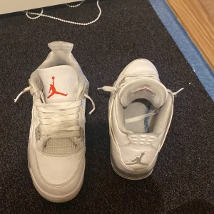Vita Nike Air Jordans - Snygga Nike jordan oreos. Använts ett fåtal gånger och inga håll i skorna. Pris kan diskuteras vid snabb affär