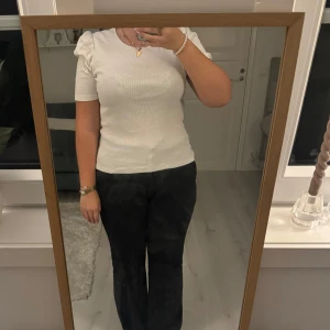 Vit ribbad topp från PIECE - Säljer denna super fina vita ribbade t-shirten med puffiga armar, storlek s 🤍