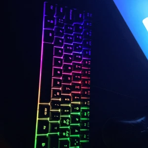 60% gaming tangentbord - Riktigt bra snabbt gaming keyboard utan färgade switches 2 olika färg stulet blinkade ljus och regnbåge. Bra till alla spel och bra reaktion time.