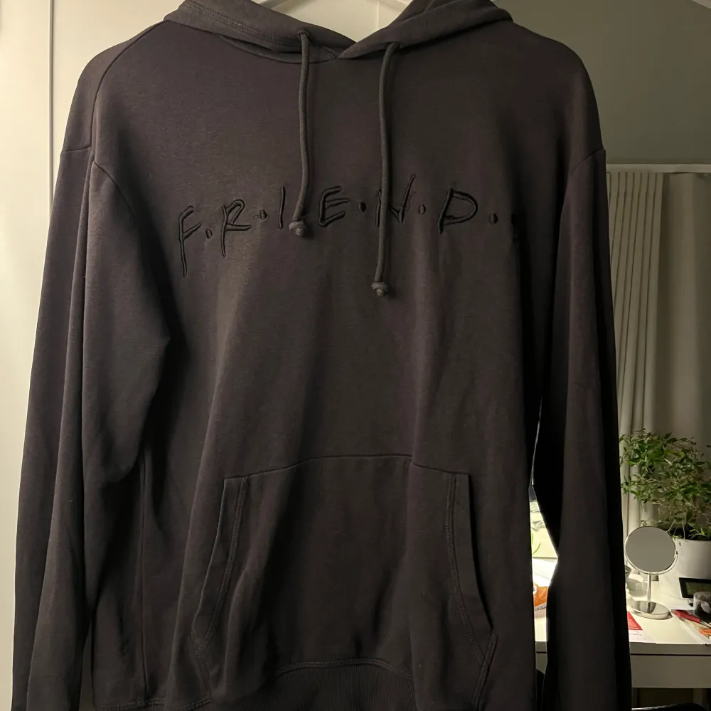 Säljer en svart hoodie med FRIENDS-tryck på bröstet från h&m. Säljer då den inte längre kommer till användning. Pris är diskuterbart. Skriv privat för frågor.💞. Hoodies.