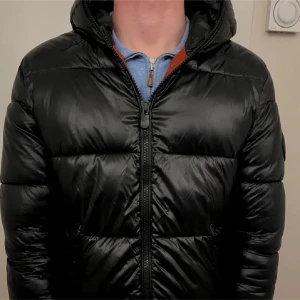 Svart pufferjacka från Save the Duck - Säljer en svart pufferjacka från Save the Duck i mycket bra skick. Varm och perfekt nu till vintern. Strl S så passar mellan 170-180. Säljer då den är för liten för mig.