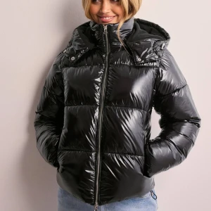 Nelly shiny jacka - Så snygg jacka från Nelly!💞är i xxs men sitter som en xs också 