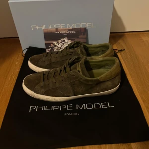 Gröna sneakers från Philippe Model - Säljer ett par riktigt snygga Phillips modells då dem inte kommer till användning! Dem är i ett bra skicka förutom att en del av sulan på vänster sko har gått av vilket är med på bild 5. 